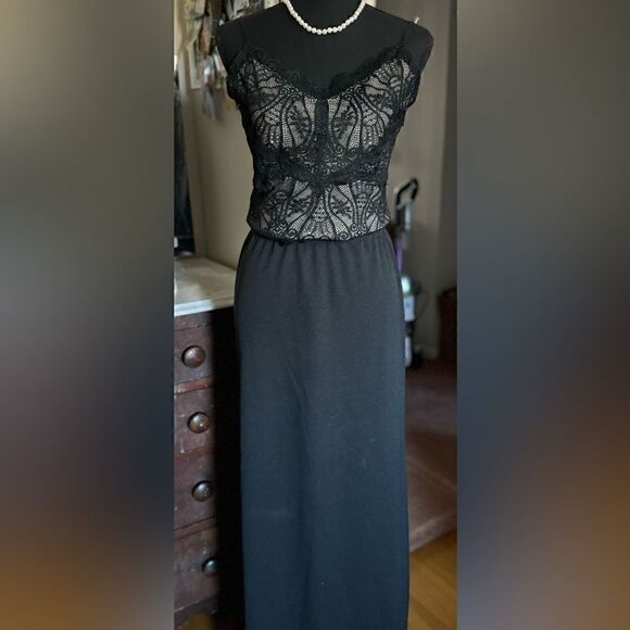 VINTAGE THE LIMITED black lace sleeveless cami with beige colored lining - Picture 11 of 12